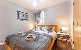 City Centre Flat Ideal For Contractors, Families & Relocators - Disable People Welcome - Free Parking, Fast Wifi, Smart Tv And 2 Bathrooms, 7Min Walk From Train Station!