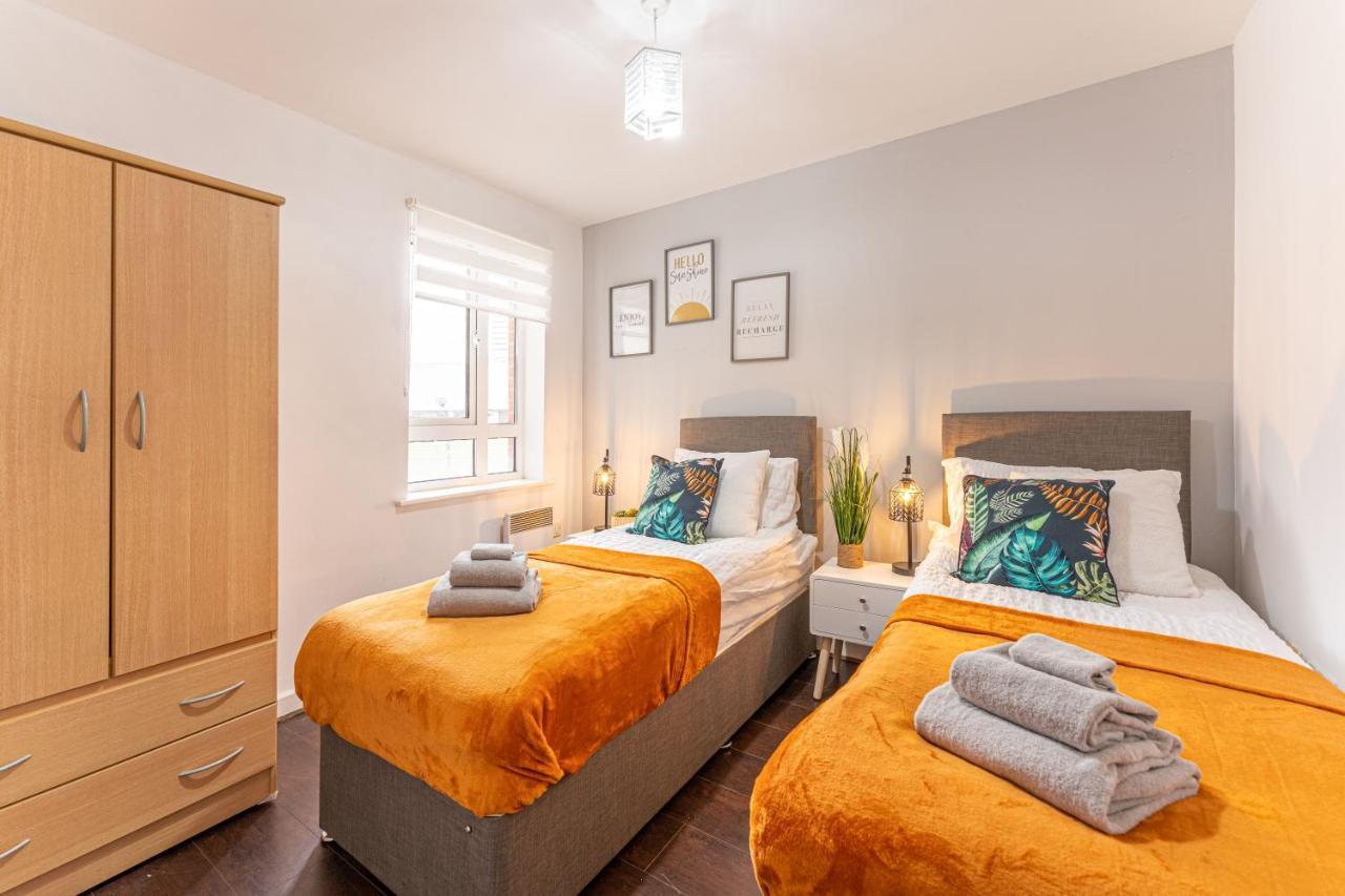 City Centre Flat: Accessible Family Haven with Free Parking Coventry Exterior photo